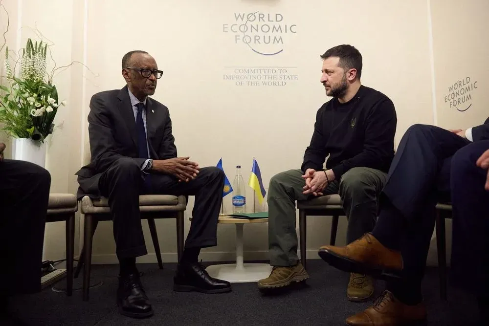 Обсудили реализацию формулы мира: Зеленский в Давосе встретился с президентом Руанды в Давосе