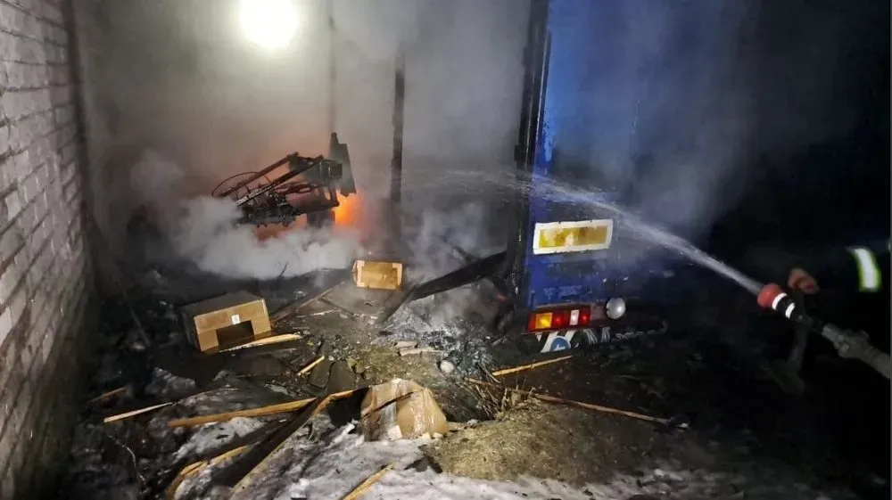 На Днепропетровщине обломки сбитого вражеского БпЛА упали на фермерское хозяйство: возник пожар
