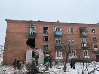 росіяни вдарили по багатоквартирному будинку в Куп‘янську на Харківщині: є загибла та поранені 