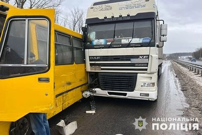 A minibus collides with two trucks in Ternopil region: eight people injured