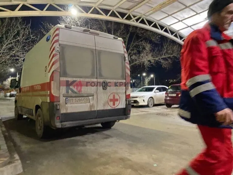 media-russians-use-ambulances-stolen-from-kherson-region-in-chained-crimea