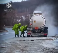 На дороге во Львовской области произошла утечка соляной кислоты из автоцистерны