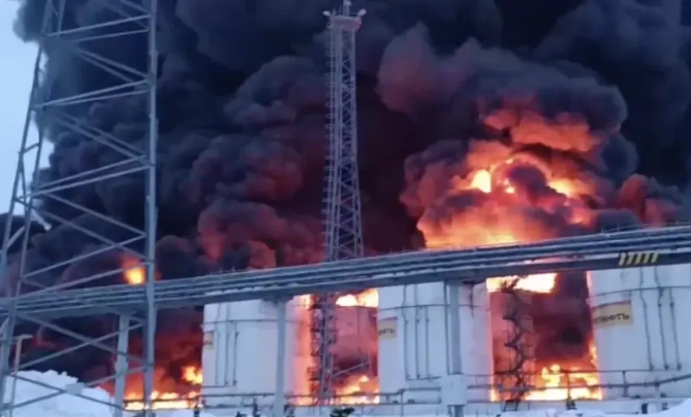 fire-at-a-russian-oil-depot-4-tanks-still-burning-people-evacuated-from-nearby-buildings