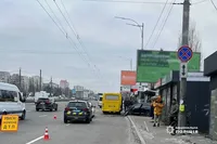 В Киеве Toyota врезалась в Mercedes и автобус: погиб мужчина на остановке