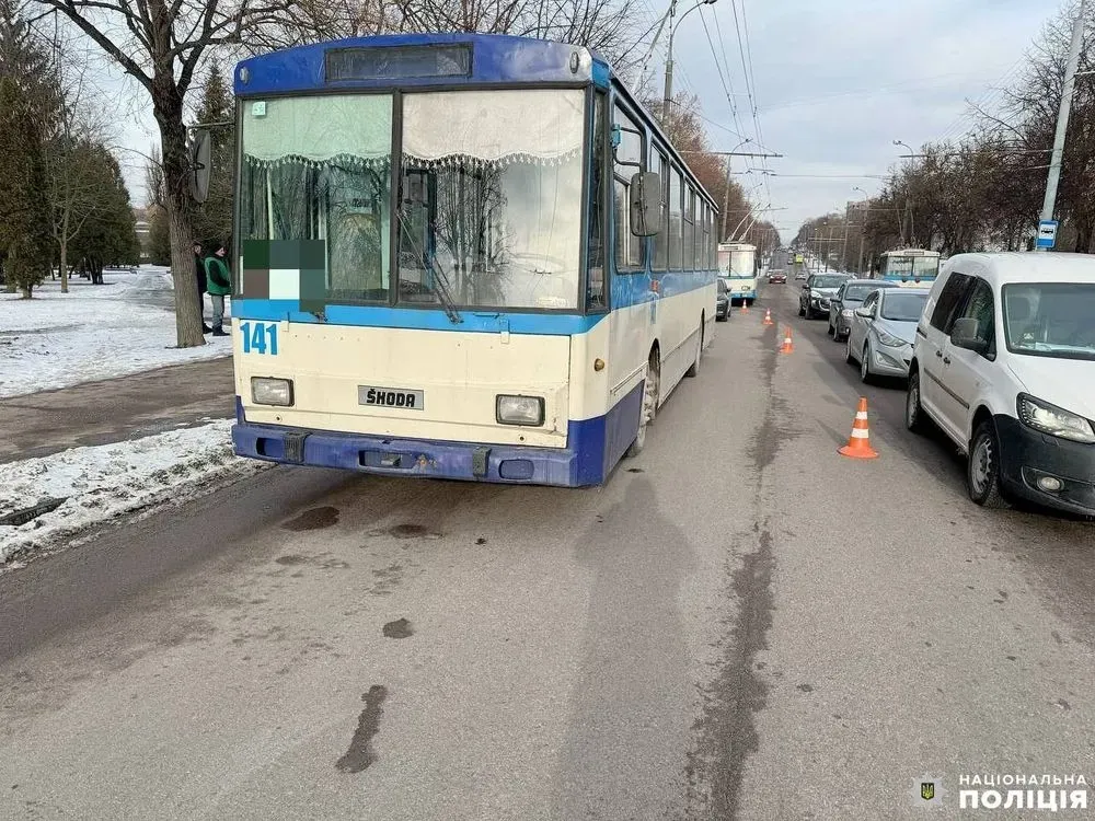a-pensioner-died-under-the-wheels-of-a-trolleybus-at-a-public-transport-stop-in-rivne