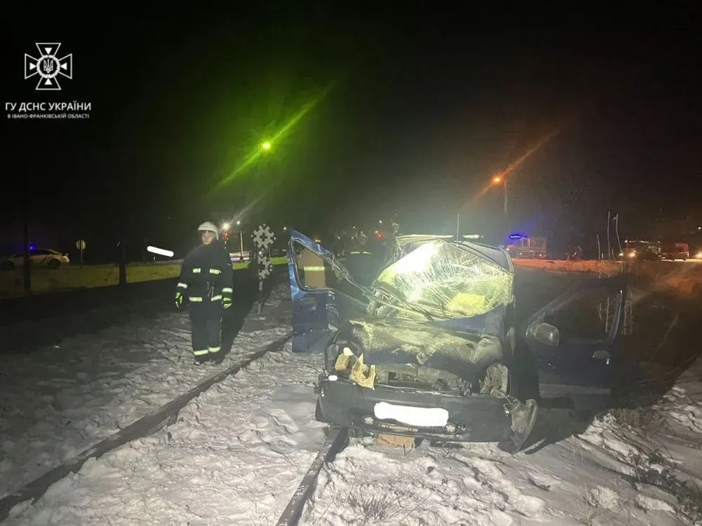 car-collides-with-passenger-train-in-prykarpattia-region-one-person-injured