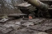 росіяни зранку ведуть штурми поблизу Макіївки: по селищу б'ють з авіації та артилерії - Луганська ОВА 