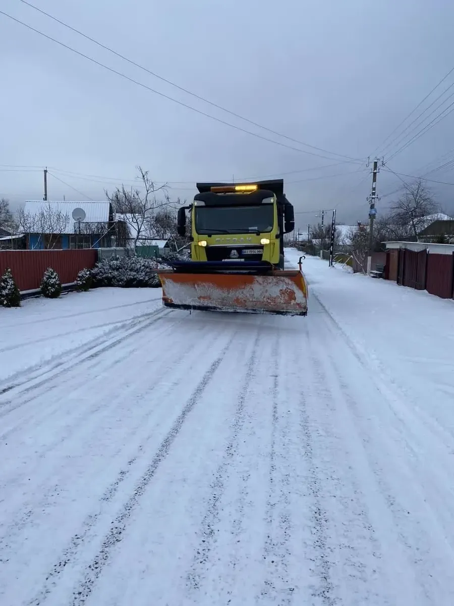 Fighting snow and ice: 133 units of special equipment are on the roads in Kyiv region