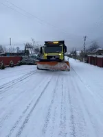 Боротьба зі снігом та ожеледицею: у Київській області на дороги вивели 133 одиниці спецтехніки