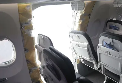 Авиационное управление США призывает проверить старые Boeing 737, после инцидента с частью кабины самолета, которая откололась во время полета