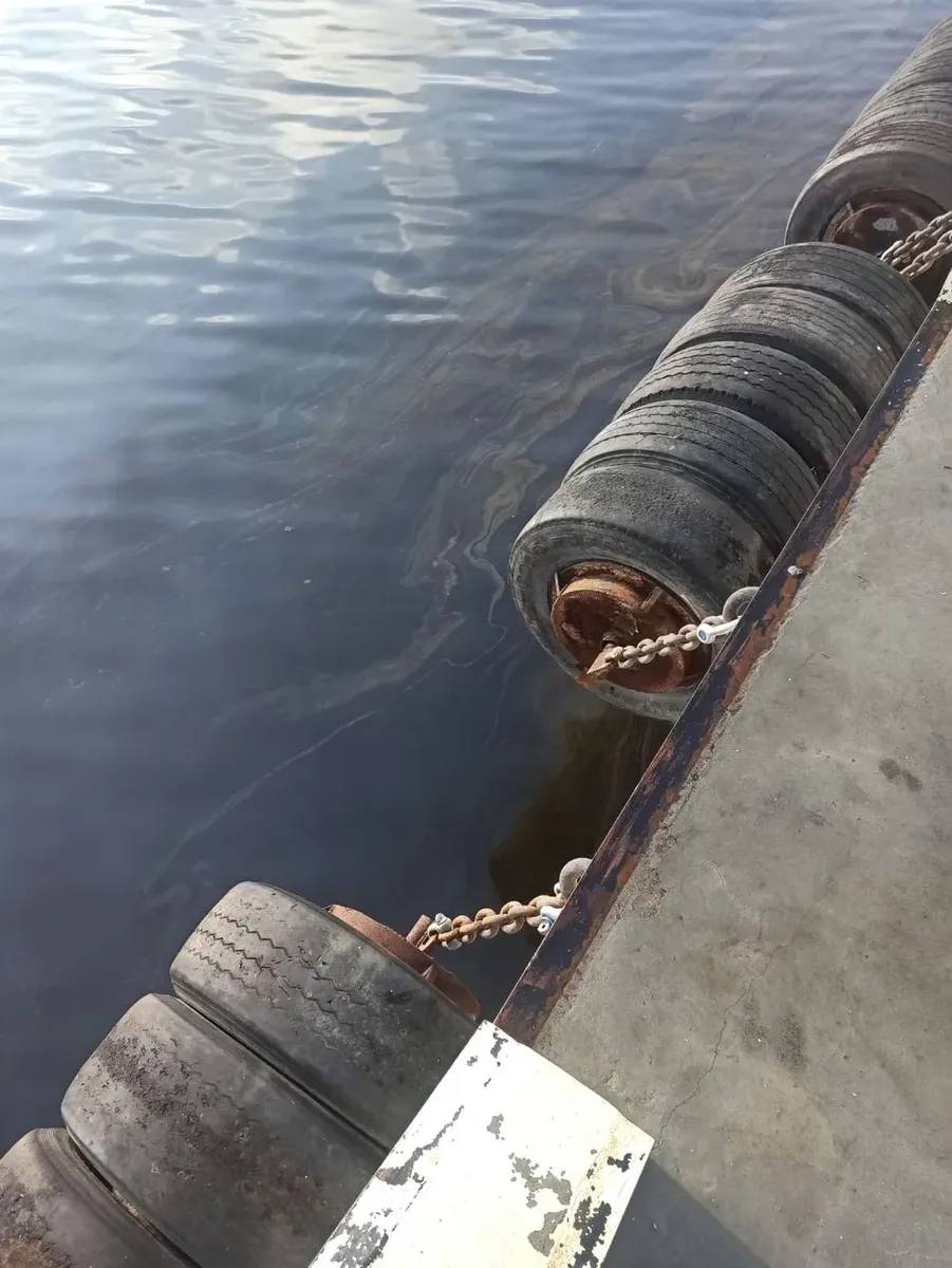 large-scale-oil-leak-in-mykolaiv-a-ship-sinks-in-the-seaport