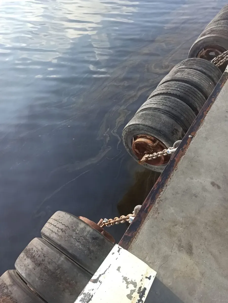 Large-scale oil leak in Mykolaiv: a ship sinks in the seaport