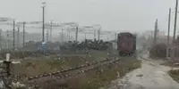 В Євпаторії військові рф вантажать підбиту техніку для відправки