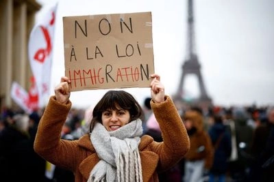 Протести у Франції через закон про мігрантів: доповідач ООН розповіла що не так із пропонованим законопроєктом