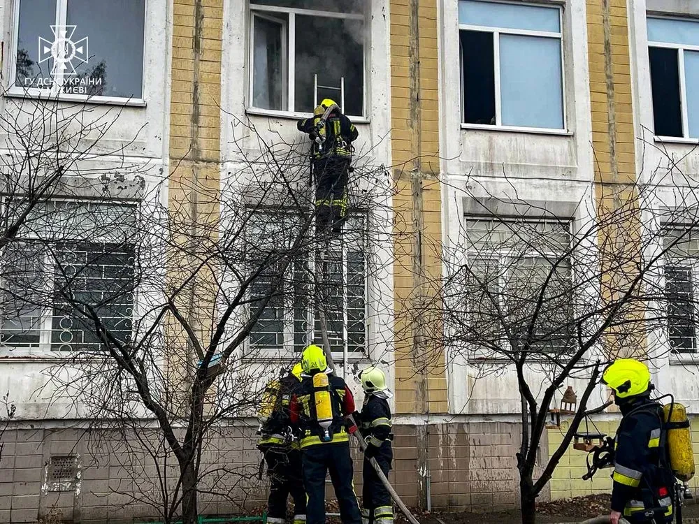 Пожежа сталася в школі у Києві, учні будуть на дистанційці до кінця тижня