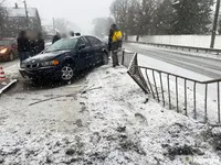 Взяв покататися: на Рівненщині підліток на BMW влетів у металевий паркан, одній з пасажирок знадобилась меддопомога