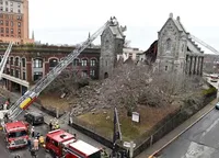 В Коннектикуте внезапно обвалилась каменная крыша исторической церкви: видео камер наблюдения