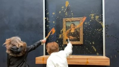 Environmental activists pour soup on the Gioconda in the Louvre