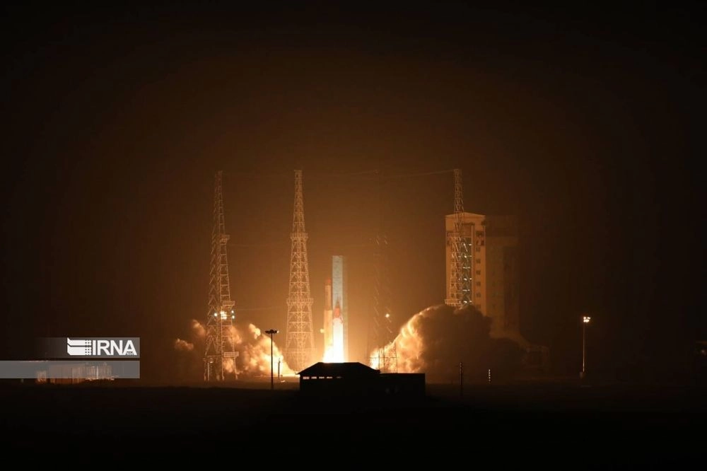Иран впервые одновременно запустил в космос три спутника