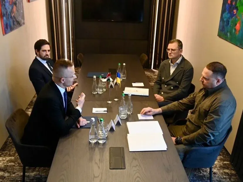 Кулеба, Єрмак та Сійярто розпочали переговори в Ужгороді: намагаються нормалізувати українсько-угорські відносини