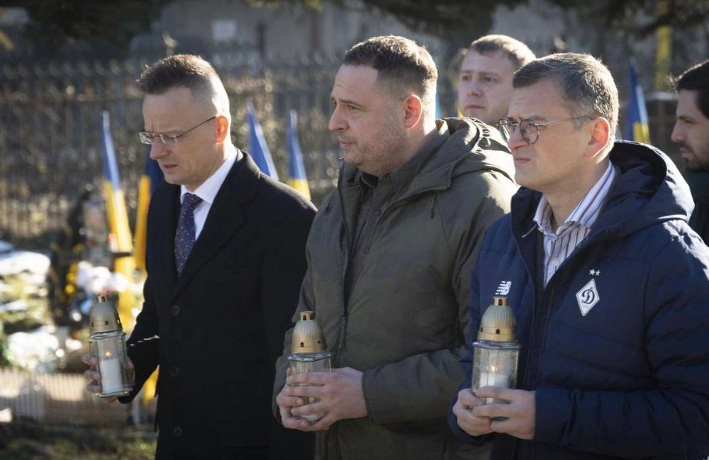 Кулеба, Ермак и Сийярто почтили память погибших защитников Украины