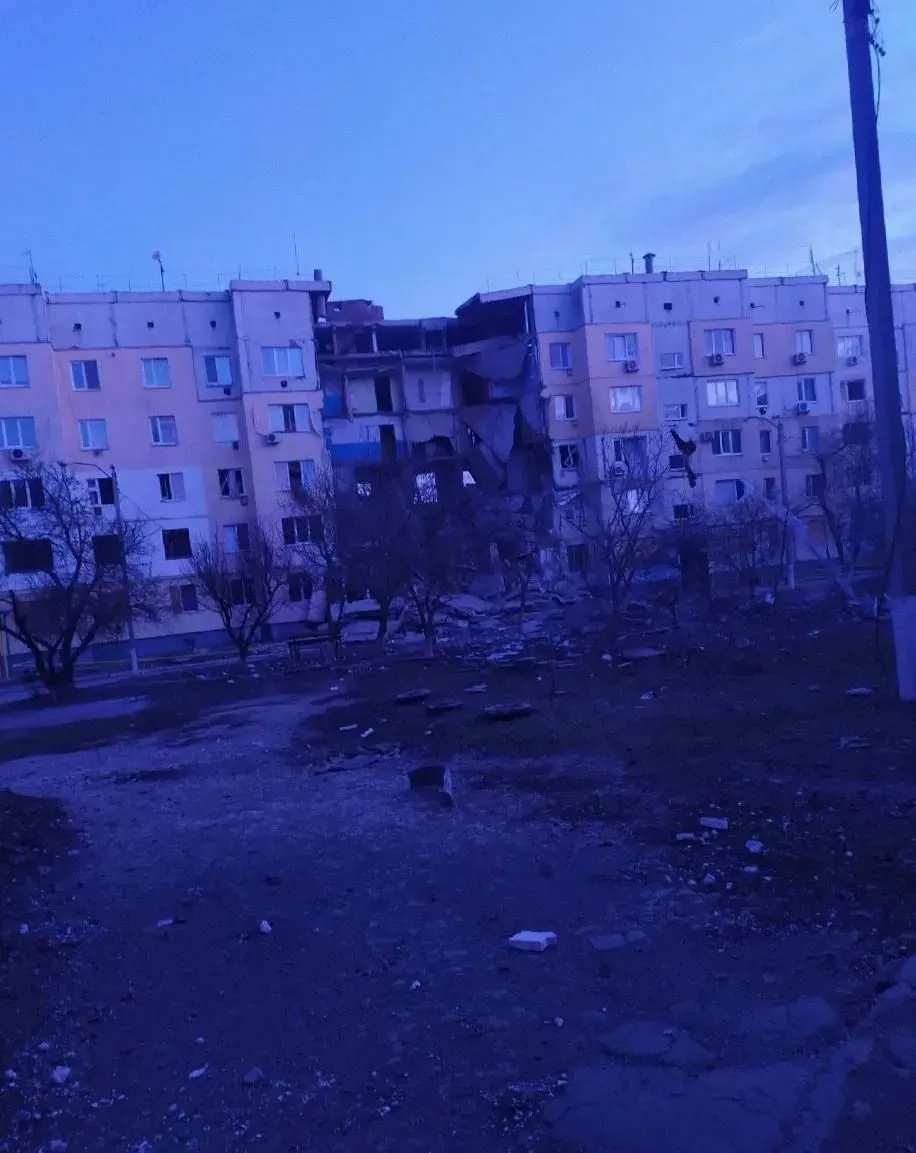 У Бериславі російська бомба впала біля житлового будинку, минулось без жертв