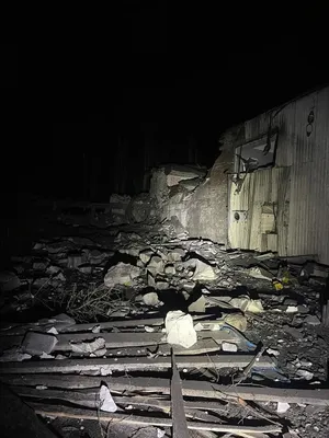 россияне ночью ударили ракетой по Мирнограду в Донецкой области: вбили возле отеля, есть погибший и раненый