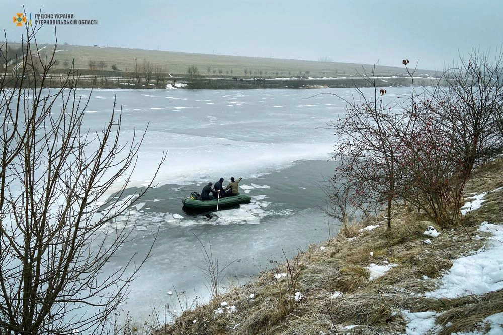 Трое детей погибли, провалившись под лед в пруду в Тернопольской области