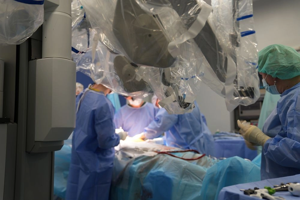 В Україні провели першу операцію на серці із застосуванням робота 