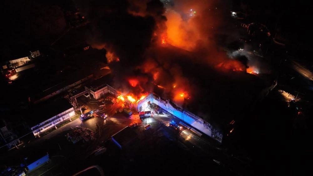 На Волыни произошел масштабный пожар на складах птицекомплекса: тушили с пожарным роботом