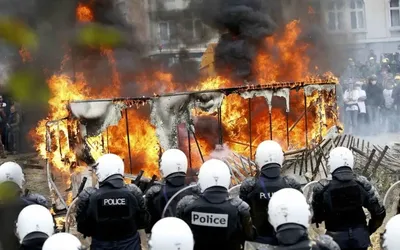 Під час протесту у Брюсселі фермери кидали яйця і каміння в Європейський парламент, а також запускали феєрверки