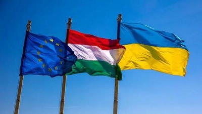 Politico: ЄС зміг погодити програму на 50 мільярдів євро для України завдяки компромісу з Угорщиною