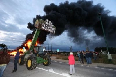 Farmers block the border between Belgium and the Netherlands
