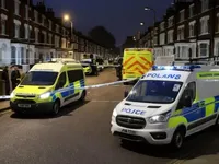 Полиция Лондона разыскивает мужчину, который напал на женщину и ее двух дочерей, облив их кислотой