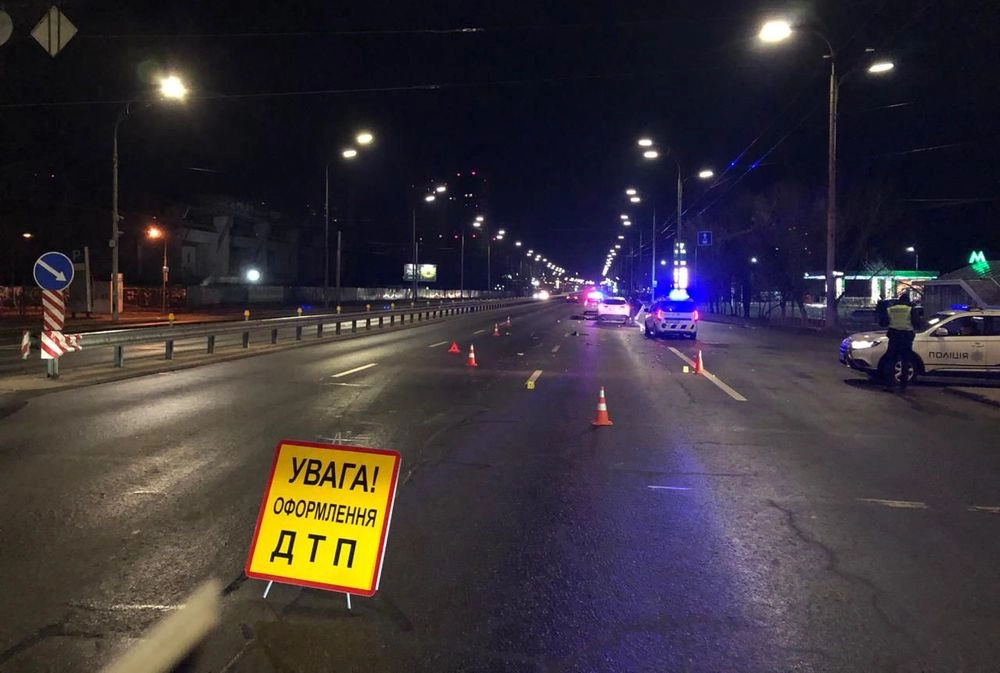 A 15-year-old girl was killed by a car while trying to cross the avenue in Kyiv