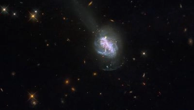 Телескоп Hubble показал голубую галактику с активным звездообразованием