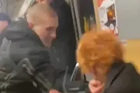 Избил киевлянина в столичном метро из-за цвета волос: 18-летнему парню сообщили о подозрении