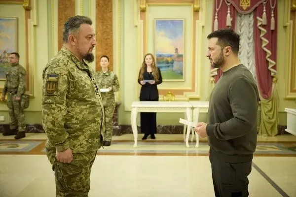 president-zelensky-handed-over-30-more-housing-certificates-to-heroes-of-ukraine-and-families-of-fallen-soldiers-who-were-awarded-this-title