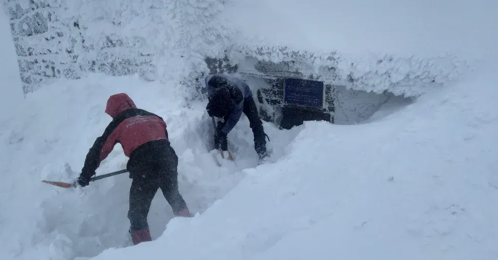 В Карпатах намело двухметровые сугробы снега: спасатели призывают воздержаться от прогулок в горы