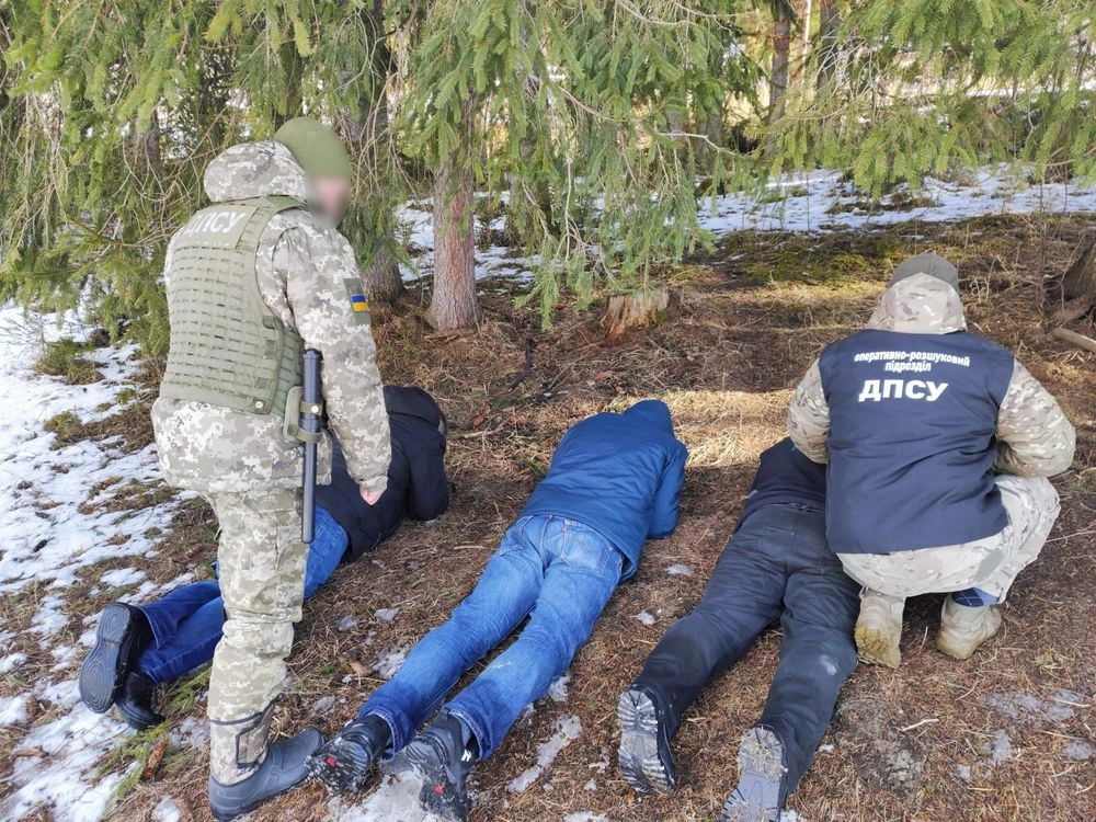 Border guards detain border violators in Bukovyna at gunpoint: search for smuggler continues