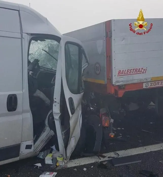 A large-scale accident involving hundreds of cars occurs in Italy: there are victims