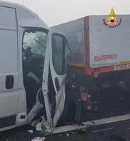 A large-scale accident involving hundreds of cars occurs in Italy: there are victims