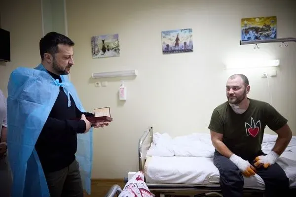 zelenskyy-visits-military-undergoing-treatment-in-kropyvnytskyi-medical-facility