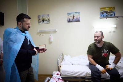 Zelenskyy visits military undergoing treatment in Kropyvnytskyi medical facility