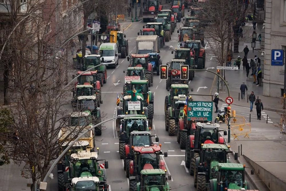 In Spain, farmers joined the protests: they blocked the main roads