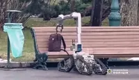 У Харкові залишили підозрілий рюкзак у парку: поліція показала кадри перевірки за допомогою робота