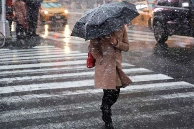 Невеликий мокрий сніг, дощ та пориви вітру: синоптики дали прогноз на 7 лютого