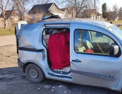 На Дніпропетровщині ворожий безпілотник атакував авто: двоє людей поранені