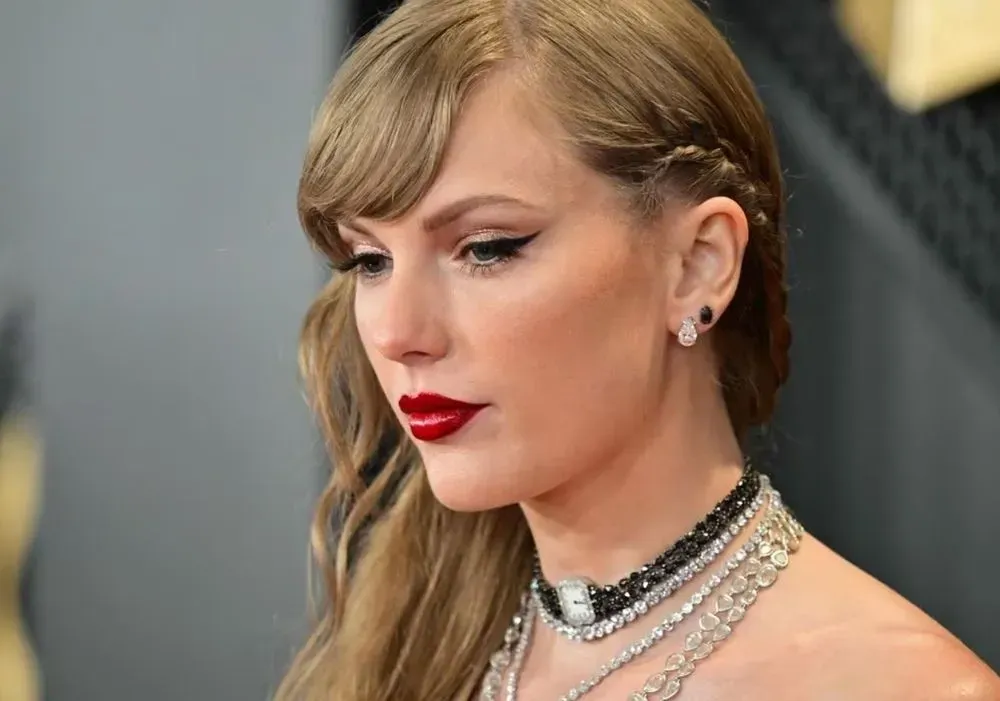 Taylor Swift threatens to sue the student who followed the American star's plane