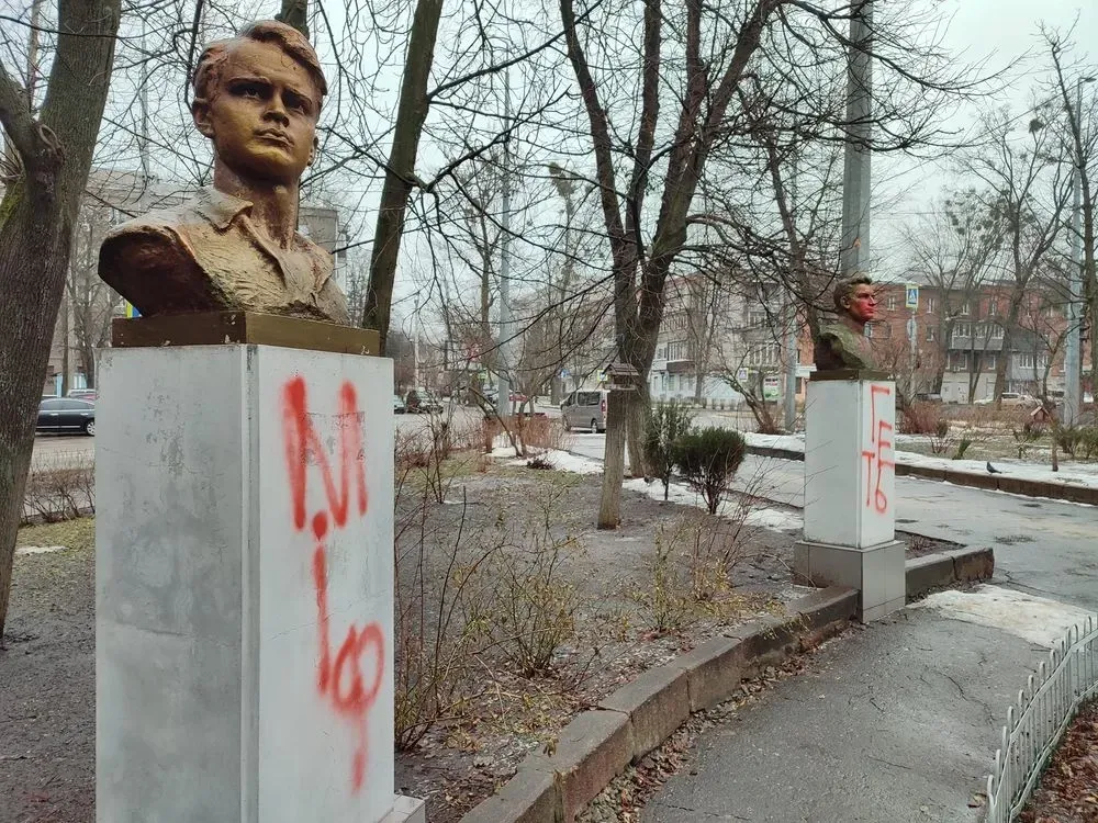 in-kharkiv-soviet-pedestals-near-the-slovo-house-were-vandalized